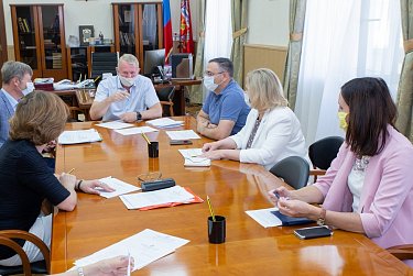 Александр Куниловский встретился с руководителями фракций